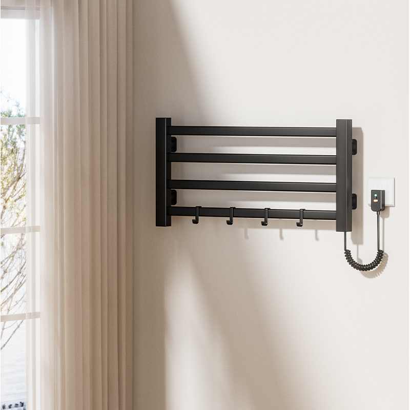 P30 Schwarze, an der Wand montierte, vertikal beheizte Handtuchschiene